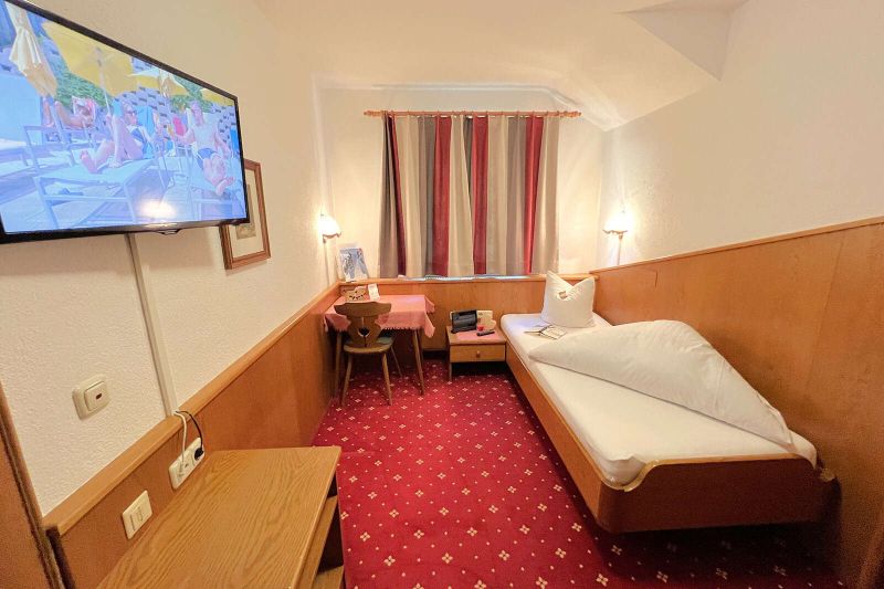 Zimmer mit Einzelbett in der Ferienwohnung für 8 bis 15 Personen im Haus Fernblick