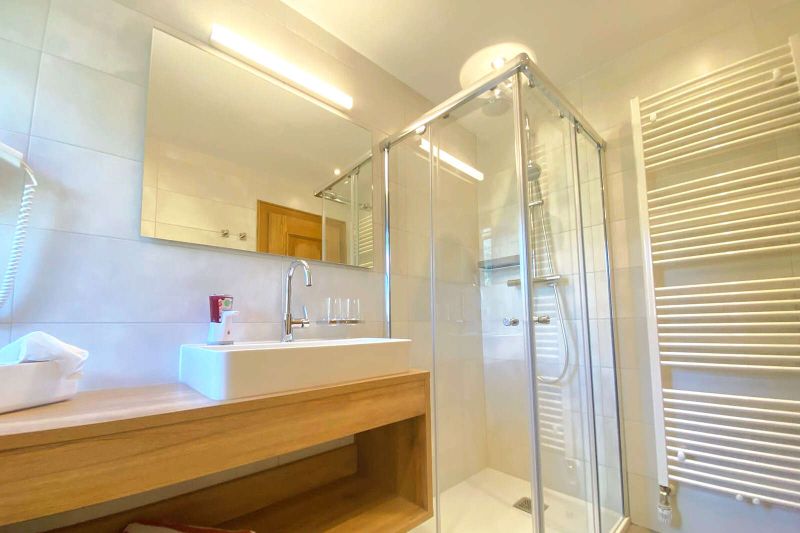 Badezimmer mit Dusche in der Ferienwohnung für 8 bis 15 Personen im Haus Fernblick