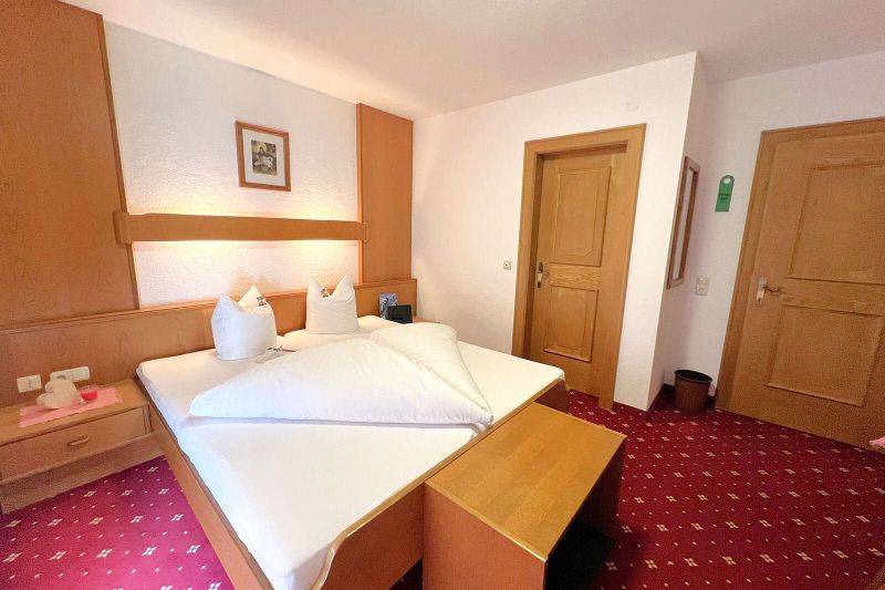 Doppelbett im Appartement für 8 bis 15 Personen am Arlberg