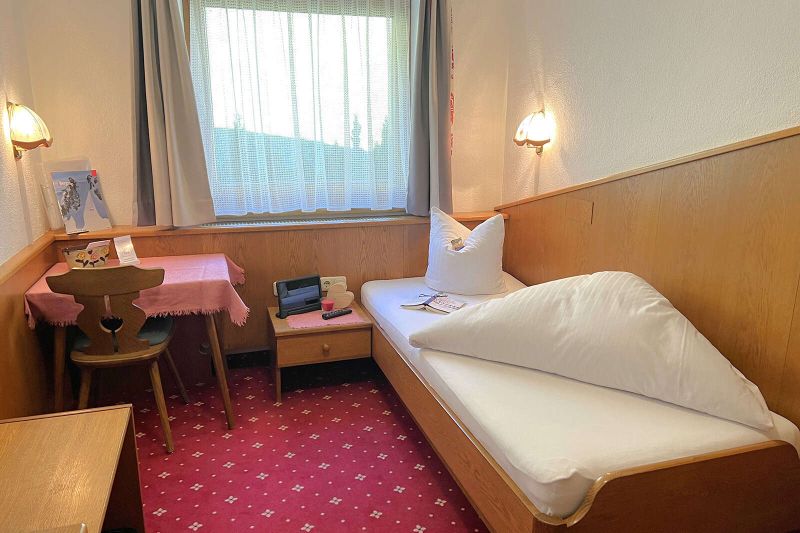 Einzelbettzimmer im Appartement für 8 bis 15 Personen 