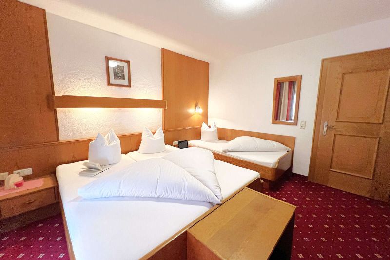 Zimmer 2 mit 3 Betten im Appartement für 8 bis 15 Personen im Haus Fernblick