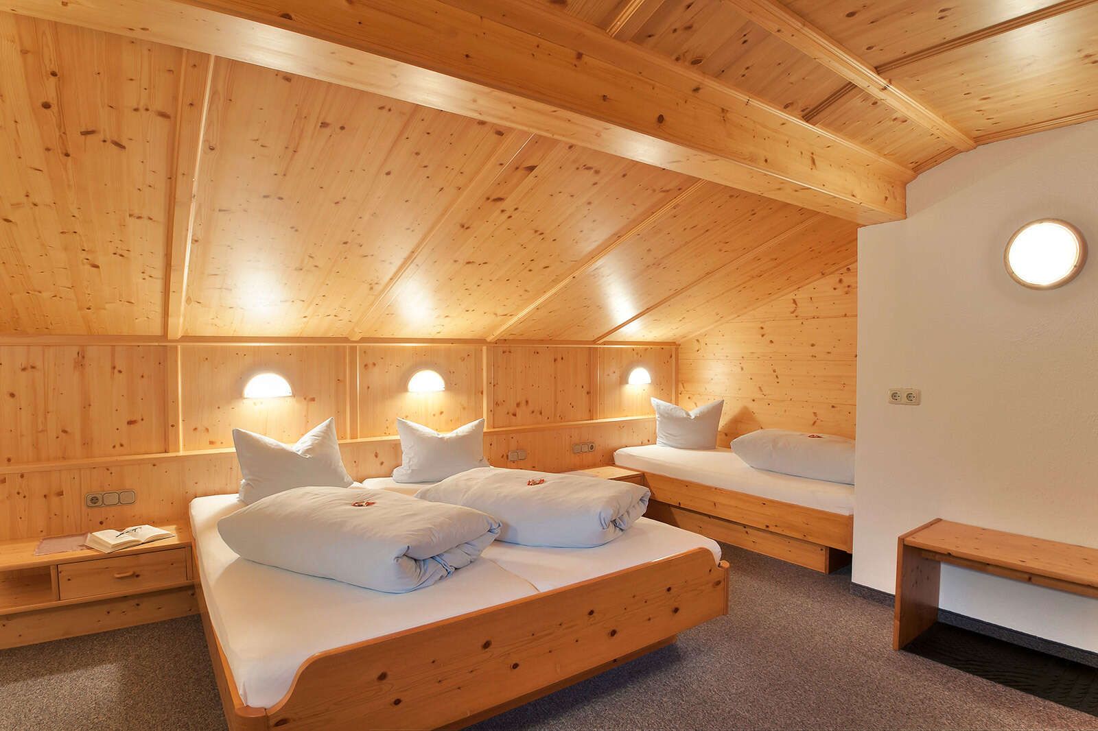 Apartment for 4 to 6 people with double bed and single bed in Pettneu