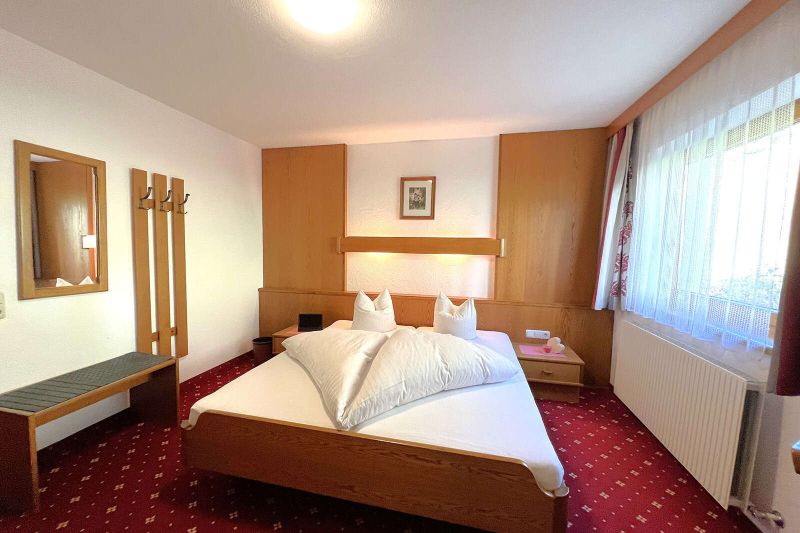 Doppelbett in der Ferienwohnung für 8 bis 15 Personen im Haus Fernblick