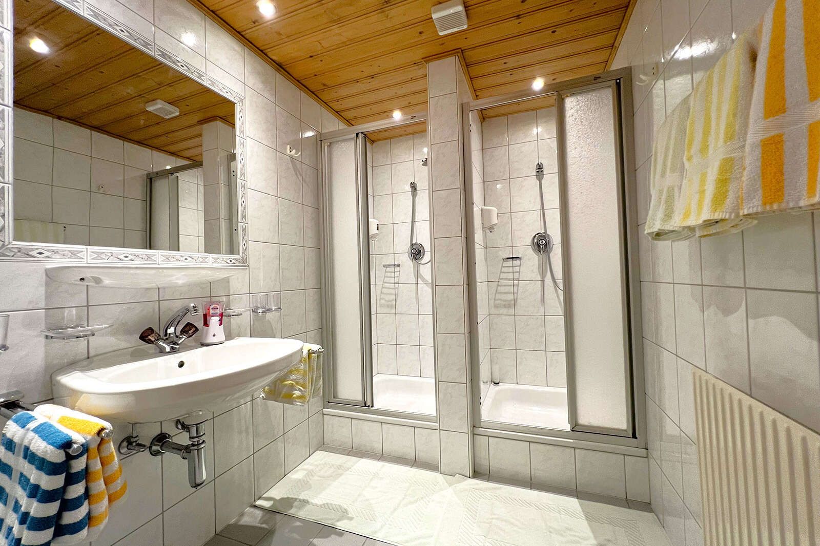 Bathroom with 2 showers in the holiday apartment for 4-6 people on the Arlberg
