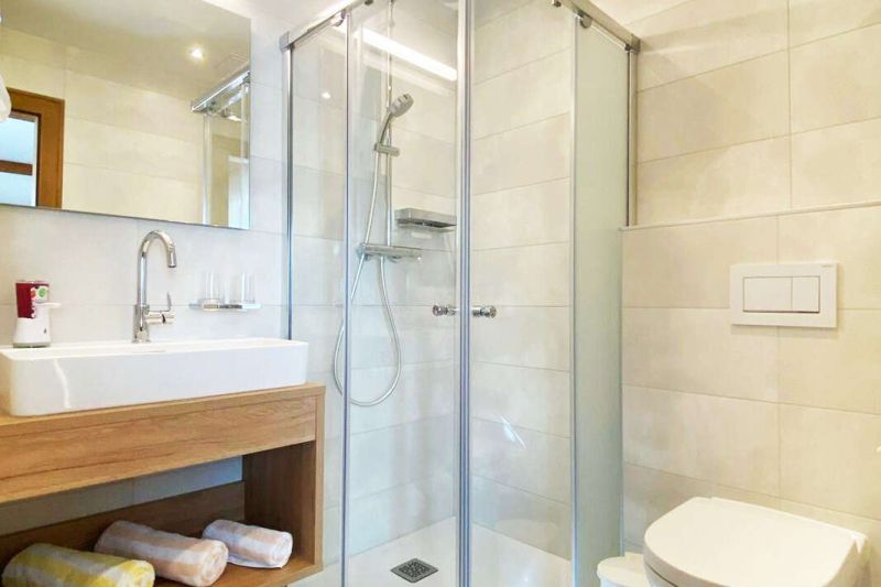 Badezimmer mit Dusche und WC im Appartement für 8 bis 15 Personen